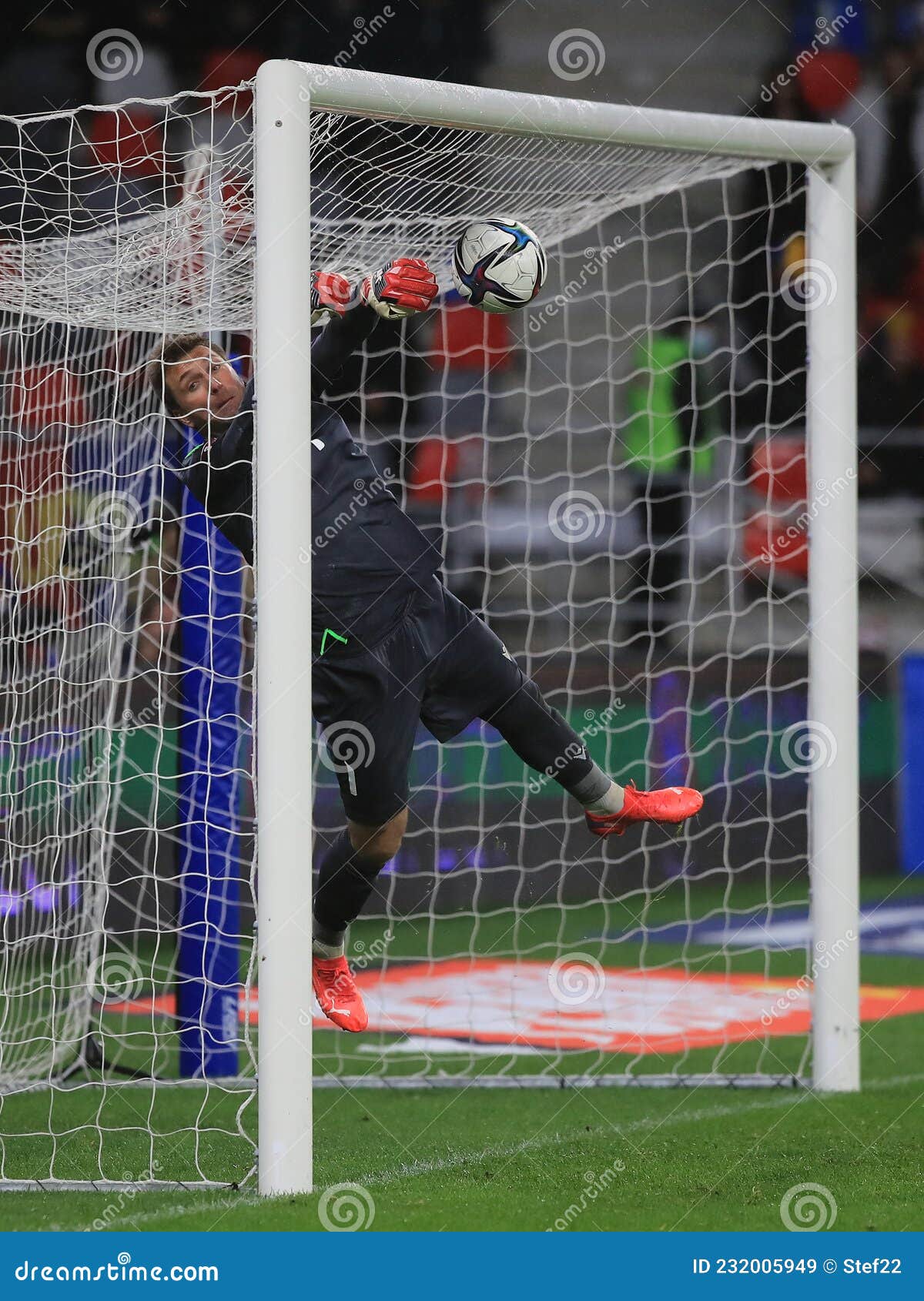 Steaua bucuresti goalkeeper hi-res stock photography and images