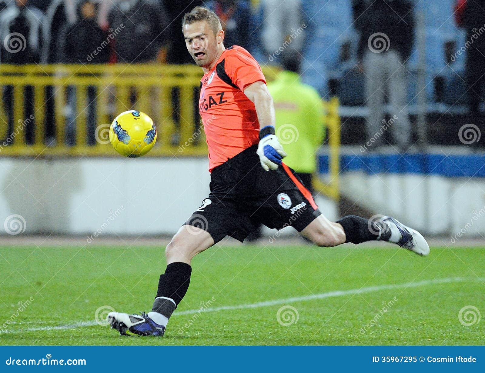 Steaua bucuresti goalkeeper hi-res stock photography and images