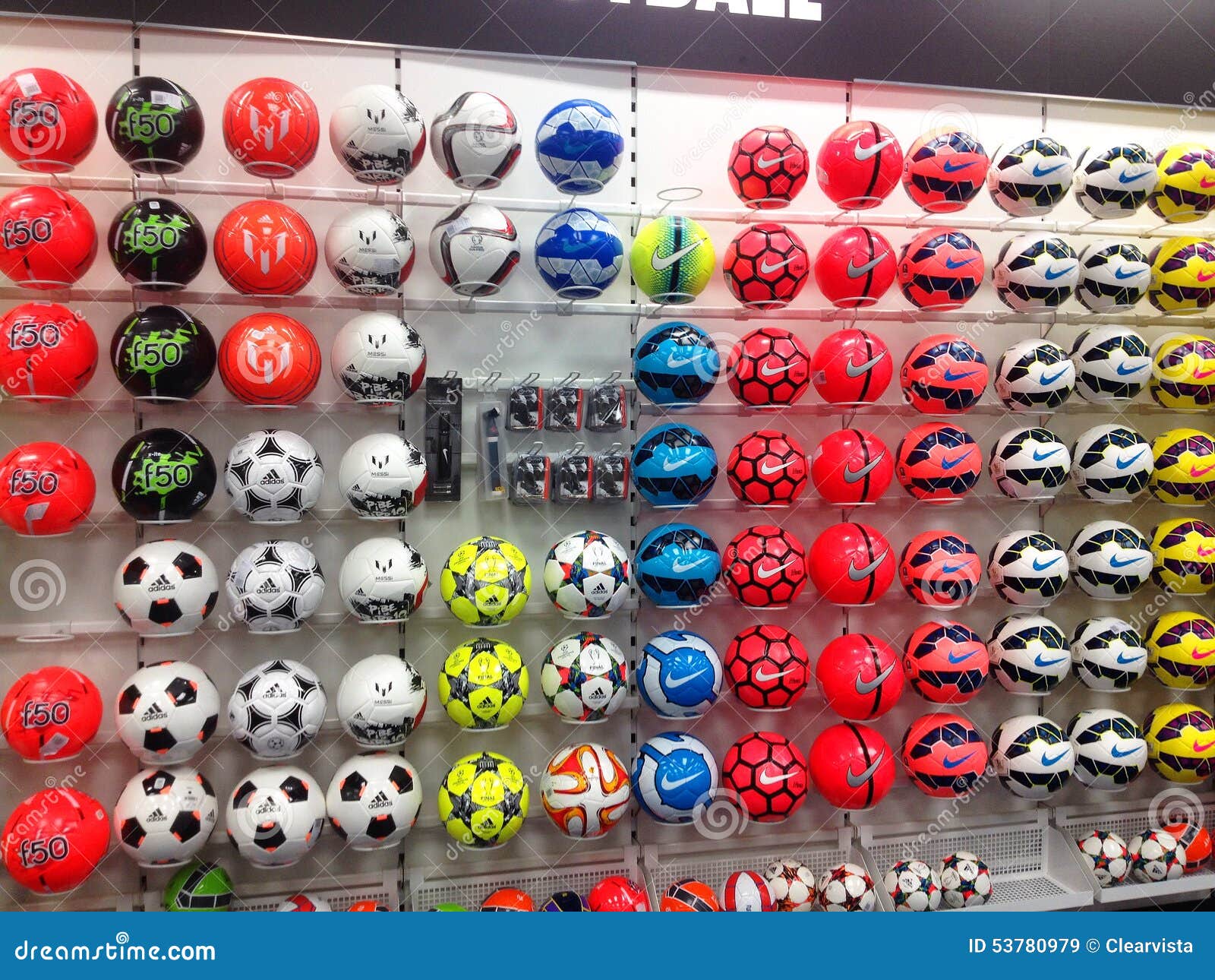 onwetendheid smeren laten vallen Footballs or Soccer Balls on Display in a Sports Store. Editorial Stock  Image - Image of racks, sports: 53780979