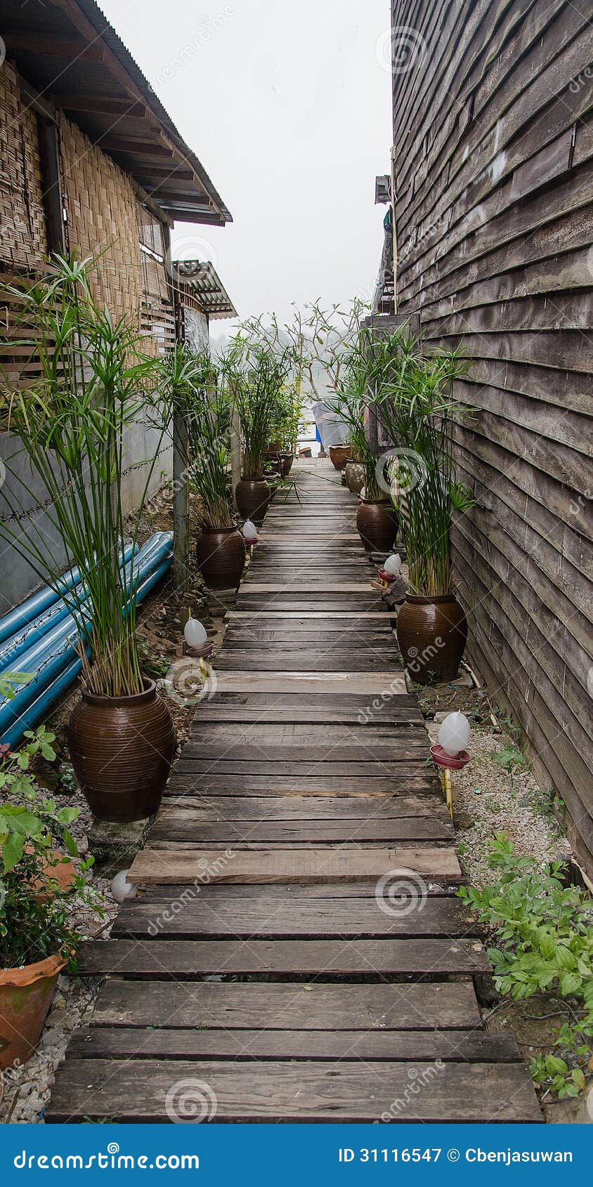 Footboard De Madeira Na Aleia Imagem de Stock Imagem de pista, bypath