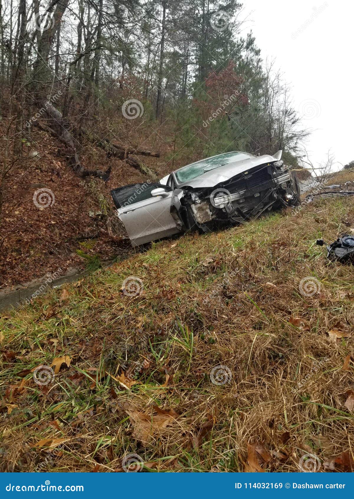 Fora da estrada. Lado escorregado carro da estrada após a chuva atrasada