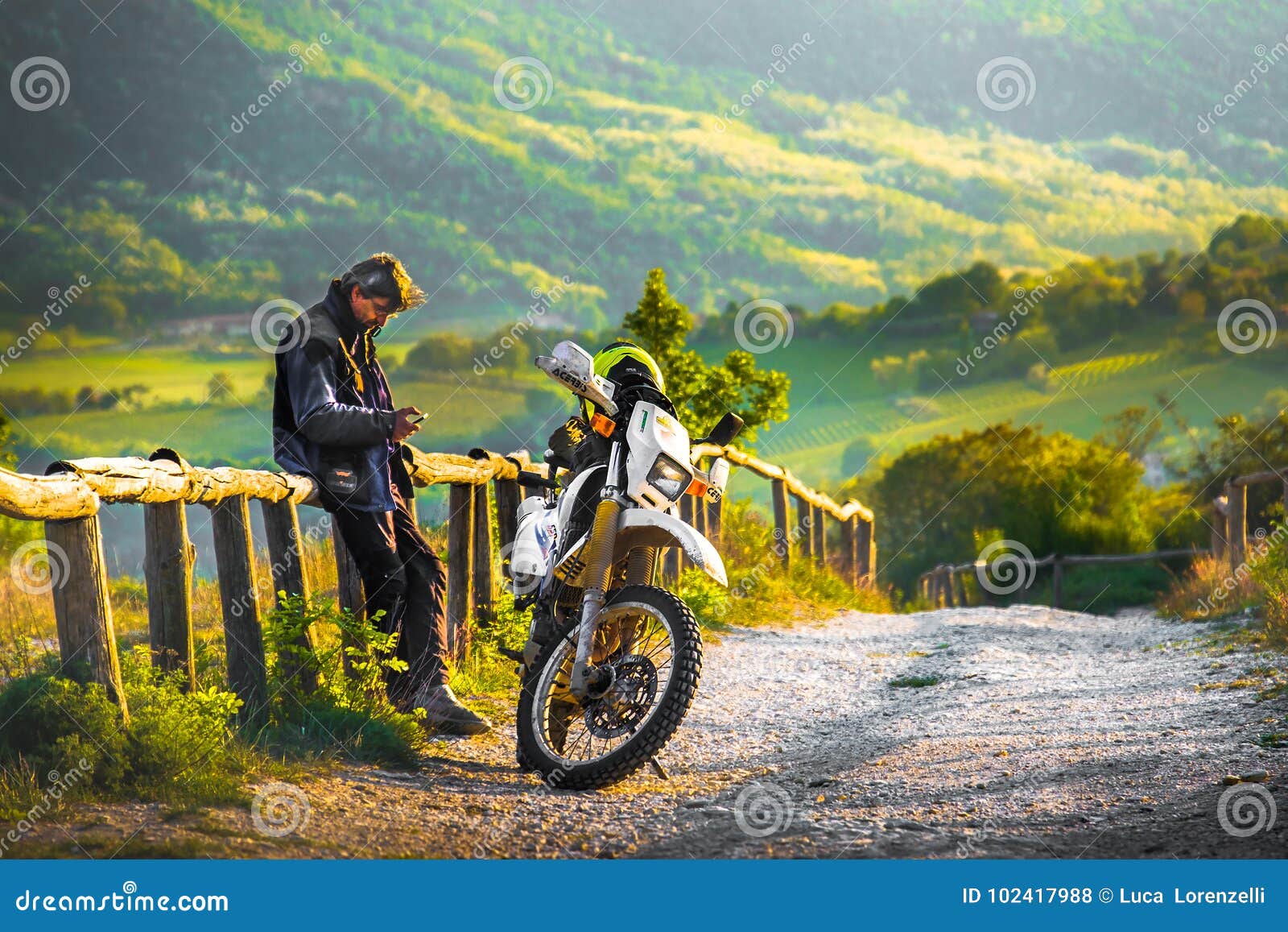 Pequeno Garoto Correndo Em Sua Competição Motocross Fora Da