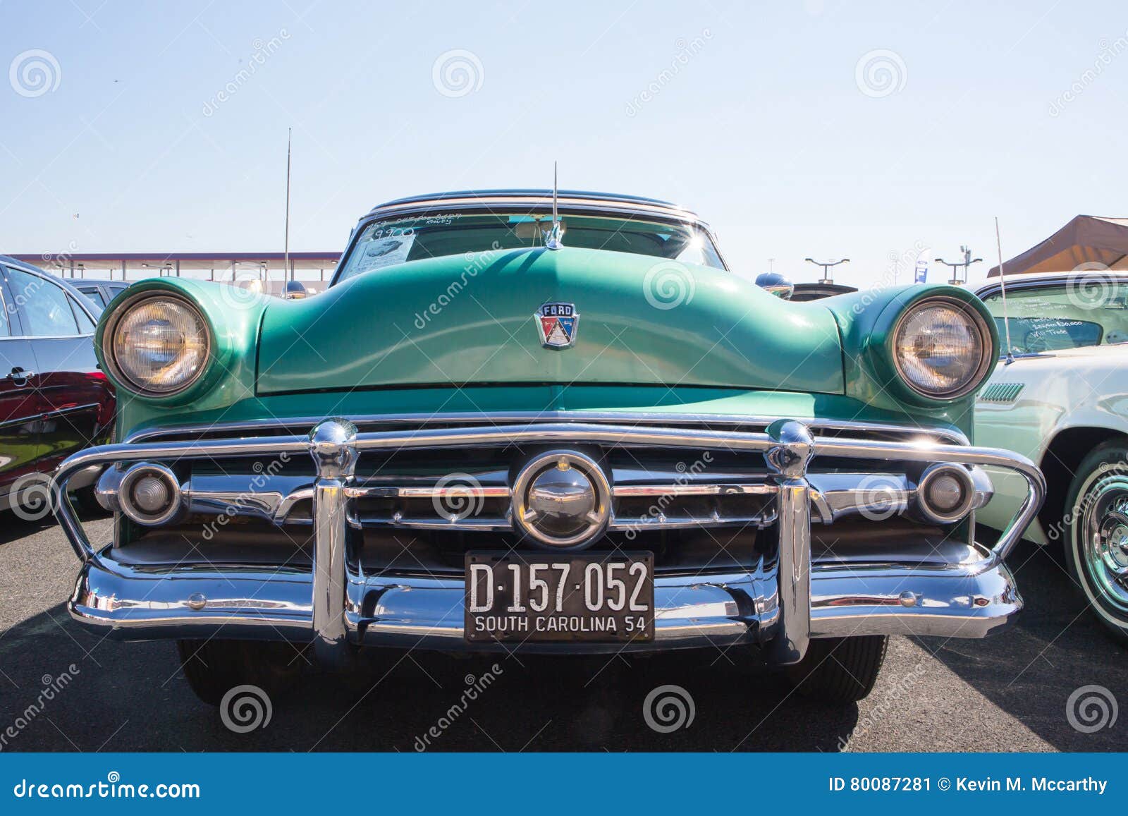 Ford Automobile 1954. ACCORD, â€ d'OR » le 24 septembre 2016 : Une automobile de 1954 Ford sur l'affichage au salon automobile classique de Pennzoil AutoFair s'est tenue chez Charlotte Motor Speedway