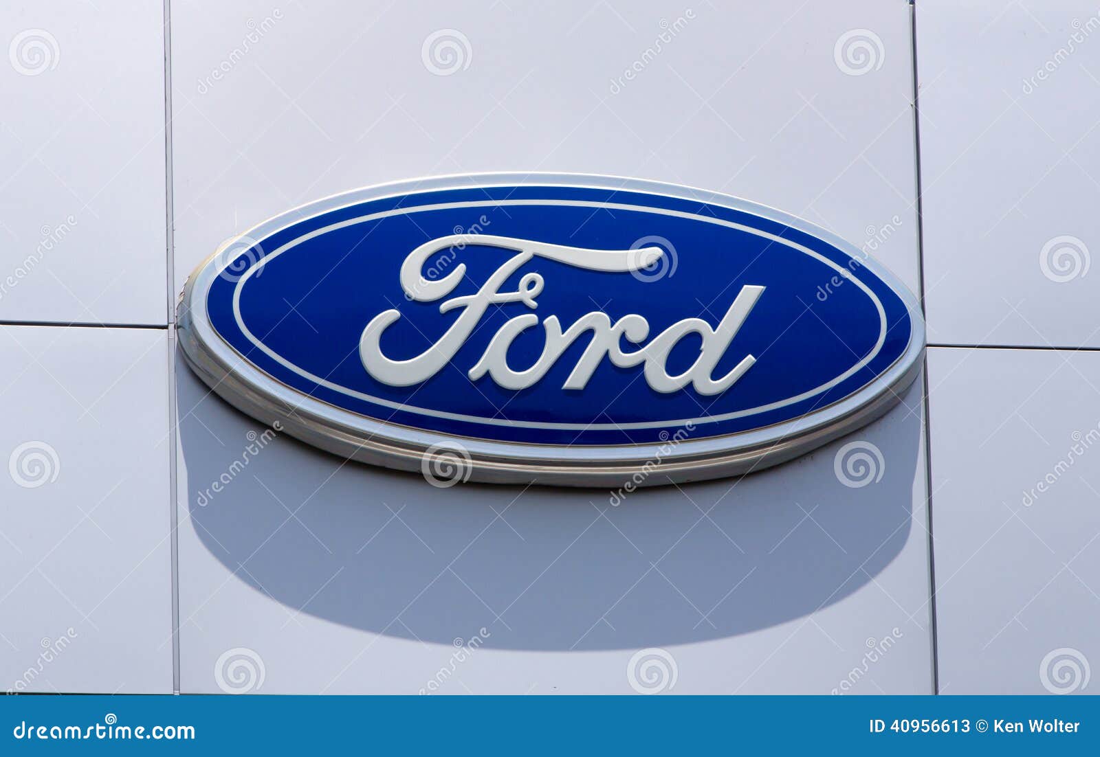 Ford Automobile Dealership Sign Foto de archivo editorial Imagen de