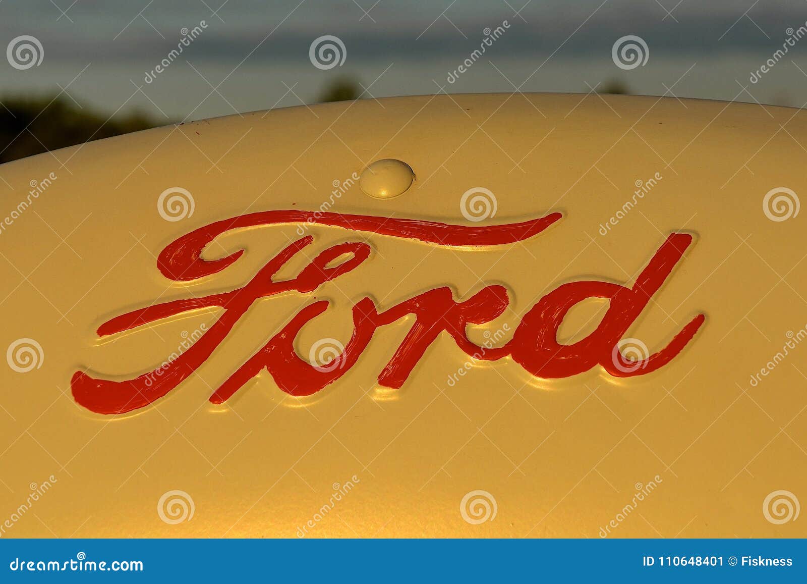 Ford logo in på en traktor. ISABEL SOUTH DAKOTA, Juni 22, 2017: Den rostiga logoen för den Ford traktorhuven är en produkt av Ford Motor Company som lokaliseras i Dearborn, Michigan startade vid Henry Ford och inkorporerade på Juni 16, 1903