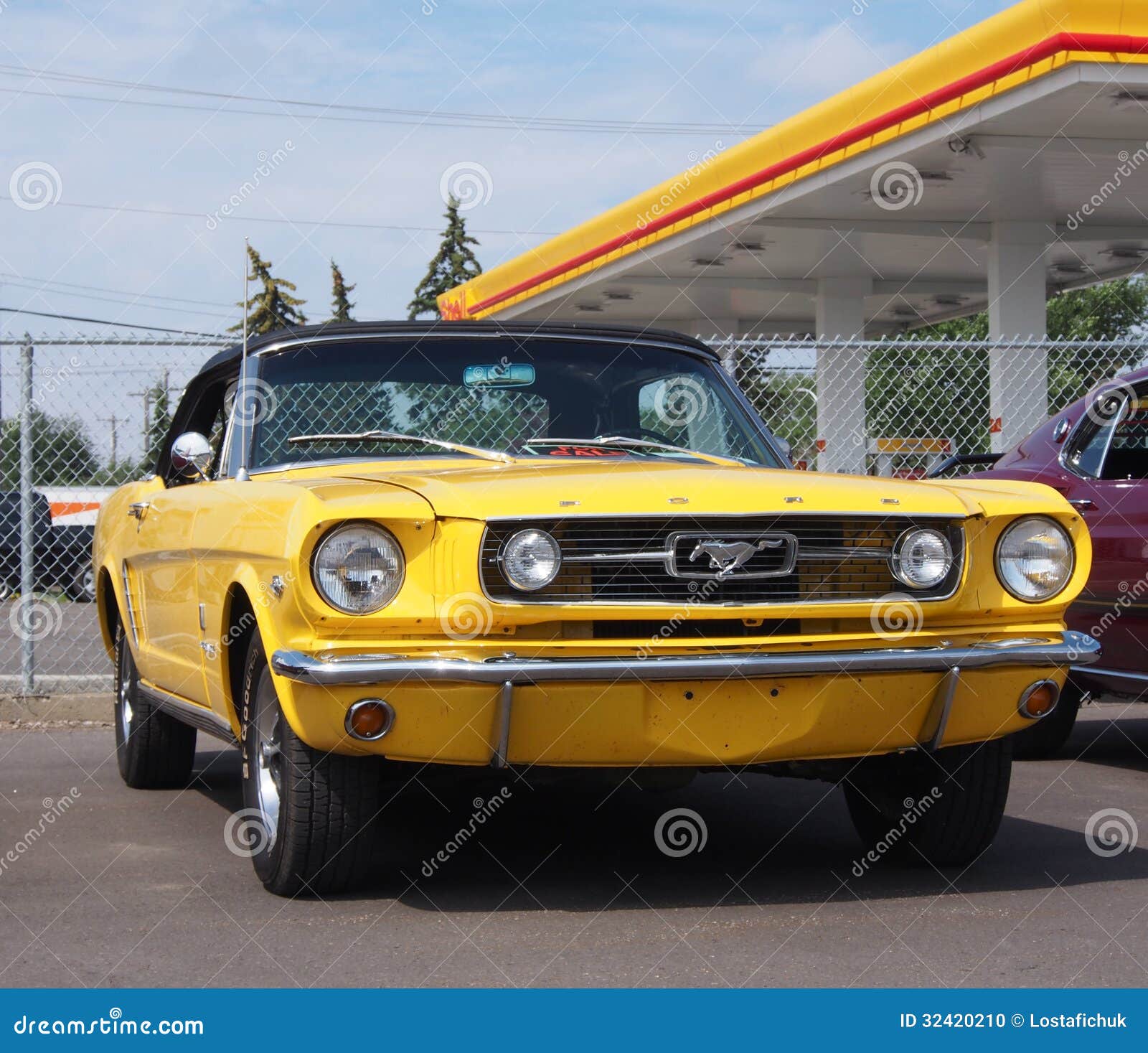 Ford Mustang Convertible Amarillo Antiguo Restaurado Imagen editorial