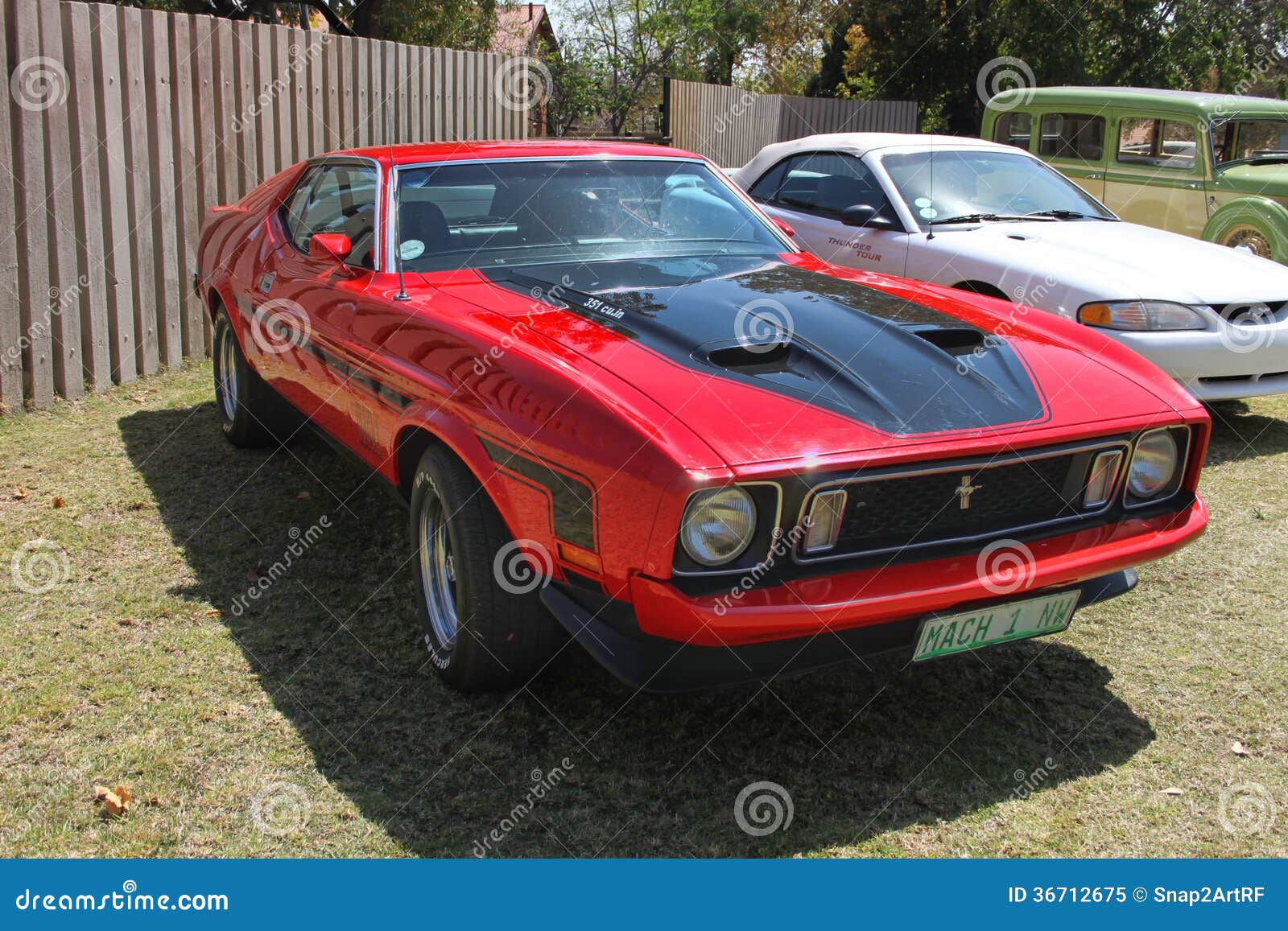 Ford Mustang Mach 1 redactionele afbeelding. Image of rood - 36712675