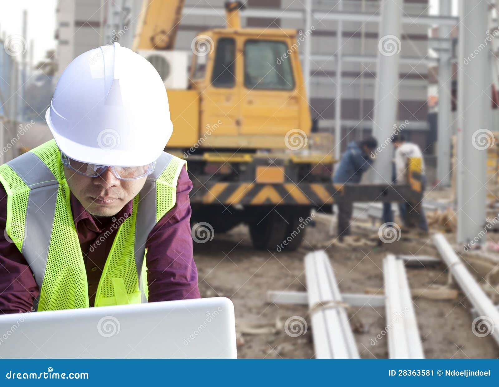 foreman construction site using laptop