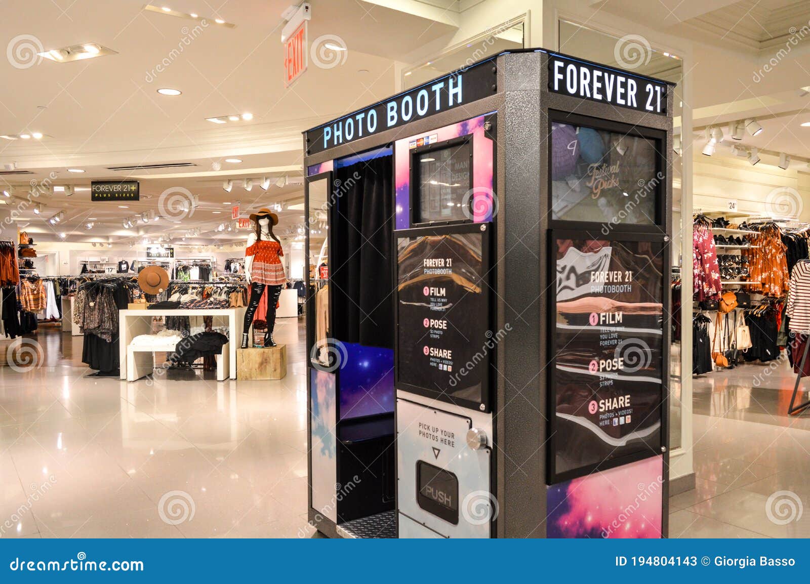 Forever 21 Photobooth Indoor Store in Times Square, Manhattan, New York  City Editorial Stock Photo - Image of cityscape, cold: 194804143
