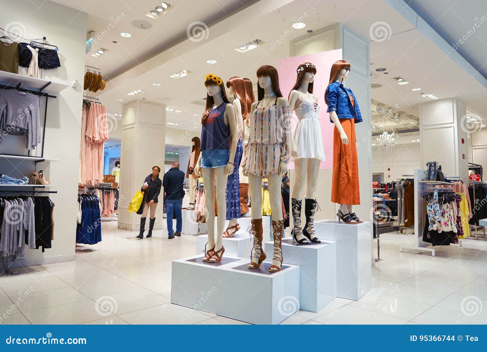 Forever 21 store editorial stock image. Image of apparel - 95366744