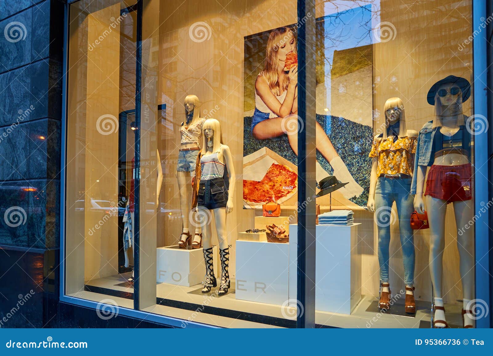 Forever 21 store editorial stock image. Image of apparel - 95366744