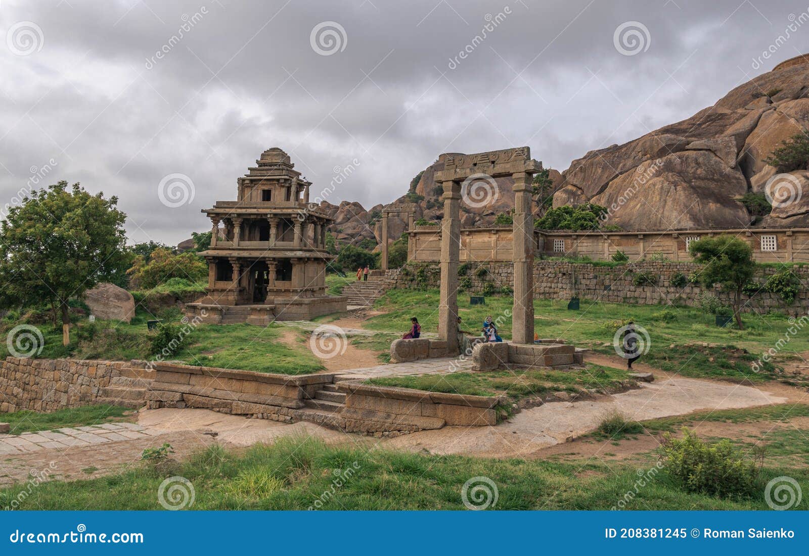https://thumbs.dreamstime.com/z/forgotten-chitradurga-fort-located-several-hills-karnataka-india-fort-chitradurga-as-british-called-chitaldorg-208381245.jpg