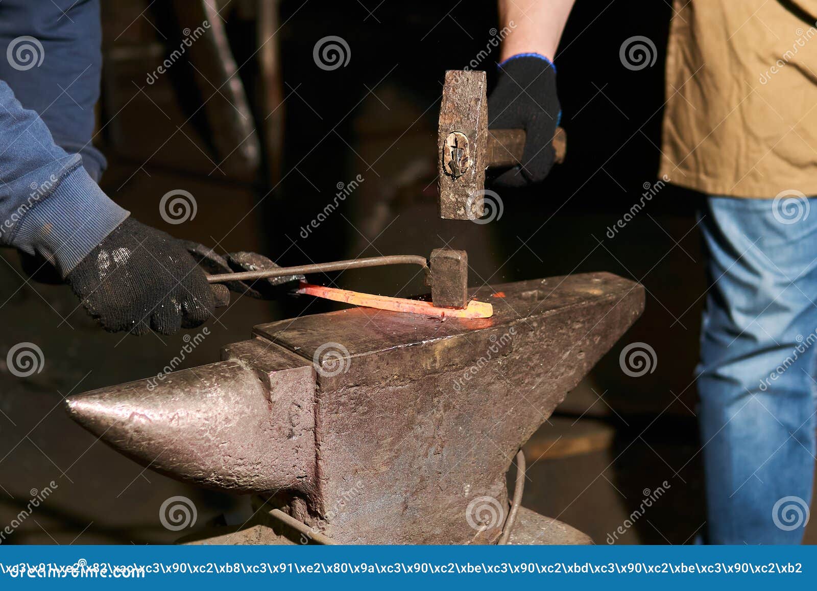 Una forja de herrero con yunque y martillo