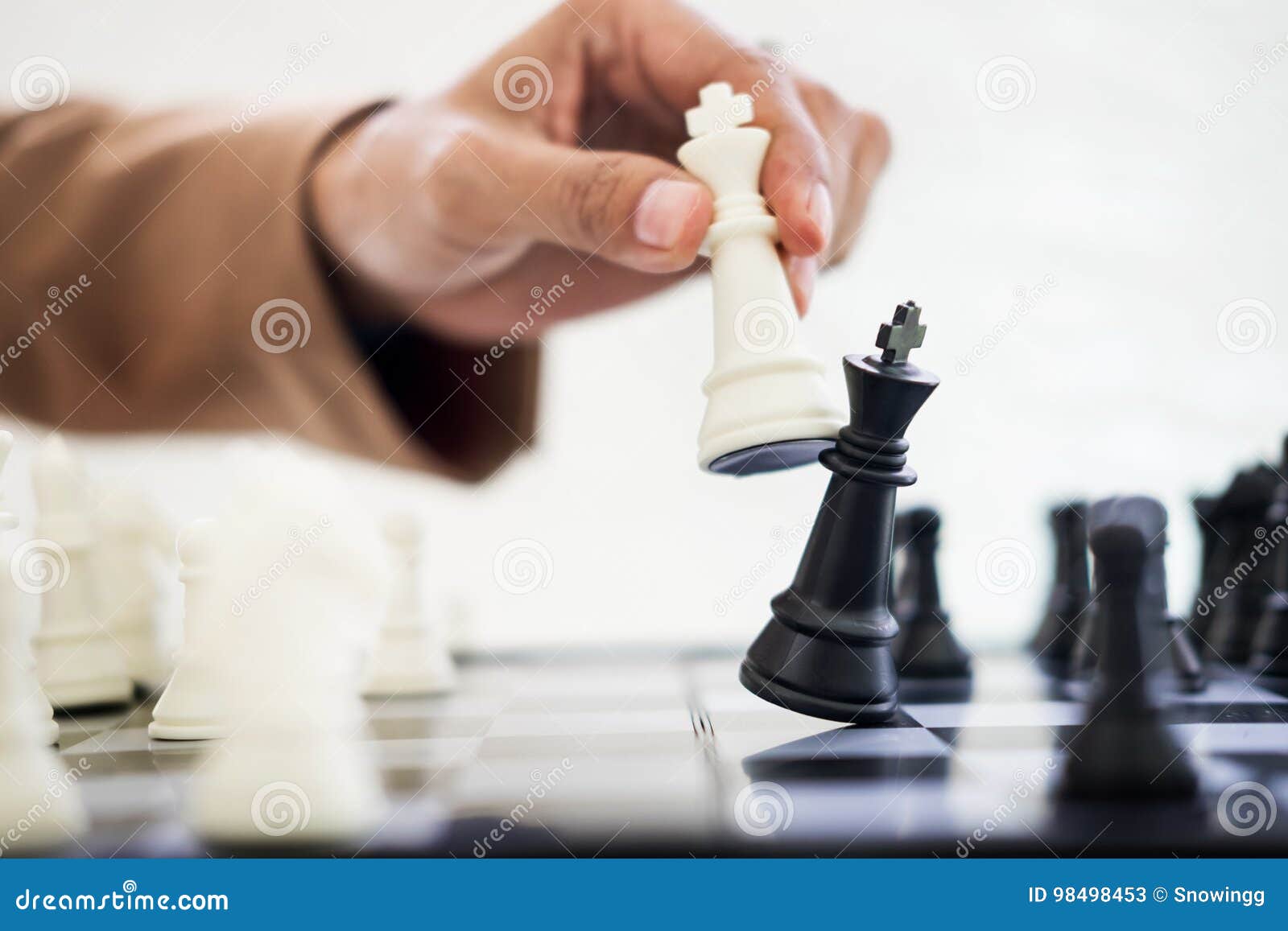 A Formação Estratégica Do Negócio No Rei Do Jogo De Xadrez é Checkmate  Imagem de Stock - Imagem de entretenimento, desafio: 98498453