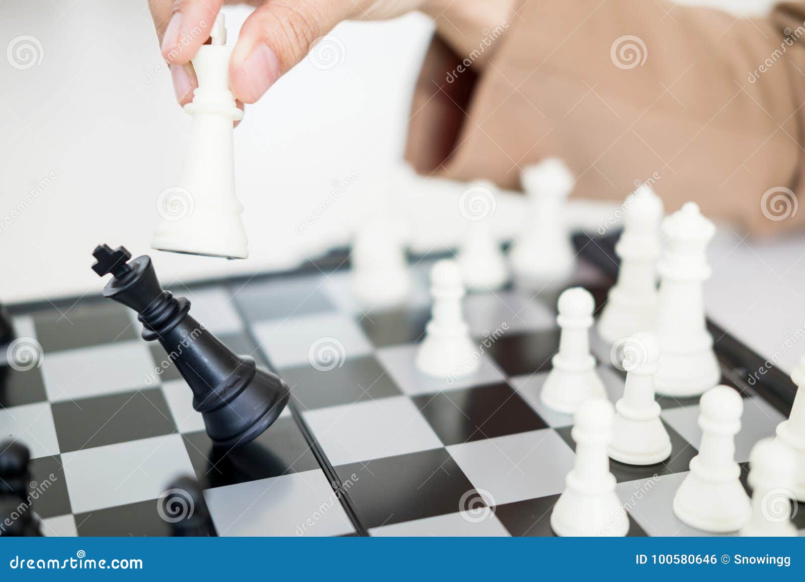 O Rei Na Batalha Do Jogo De Xadrez Da Rendição Do Tabuleiro De Xadrez Pelo  Cavaleiro E a Rainha Checkmate, Conceito Da Estratégia Foto de Stock -  Imagem de posto, batalha: 123867282