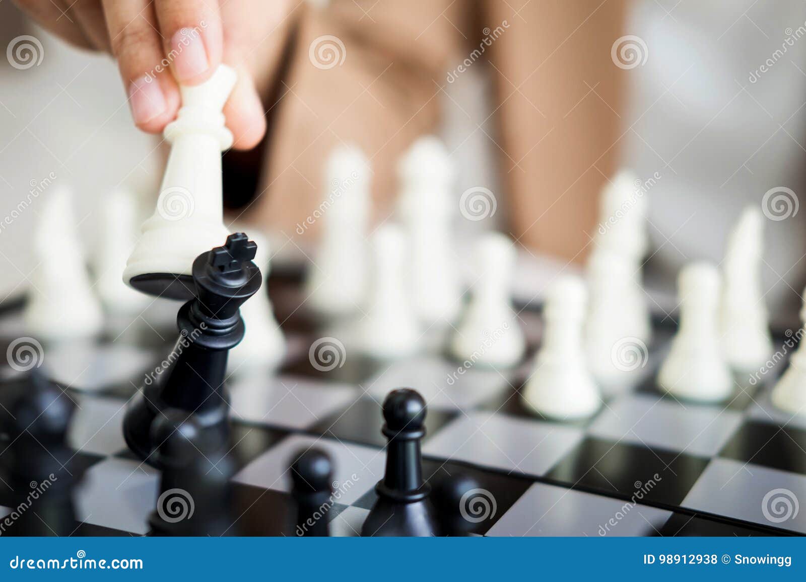 A Formação Estratégica Do Negócio No Rei Do Jogo De Xadrez é Checkmate Foto  de Stock - Imagem de posto, batalha: 98912938