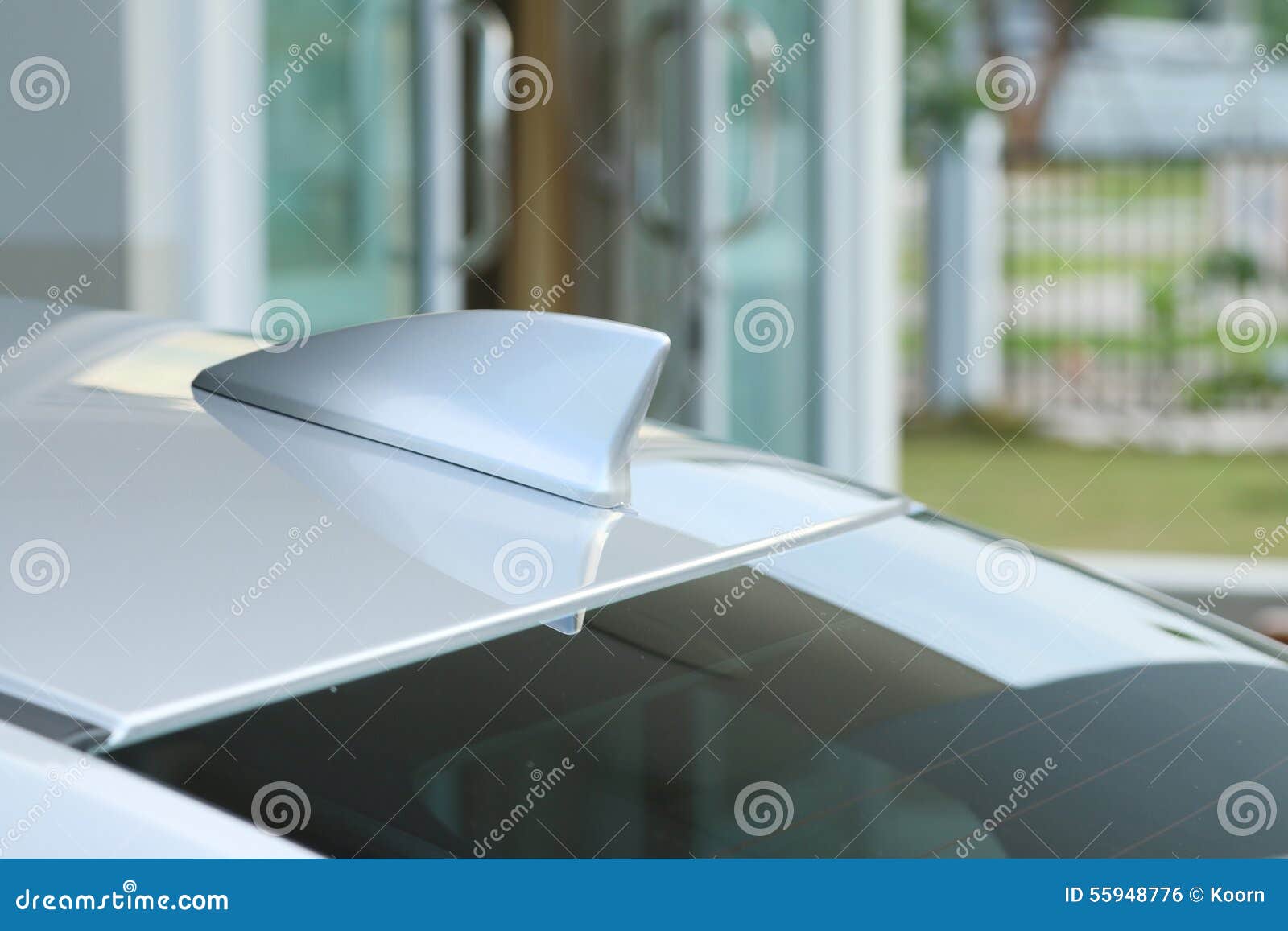 https://thumbs.dreamstime.com/z/forma-a%C3%A9rea-de-la-aleta-del-tibur%C3%B3n-de-la-antena-de-gps-en-un-coche-55948776.jpg