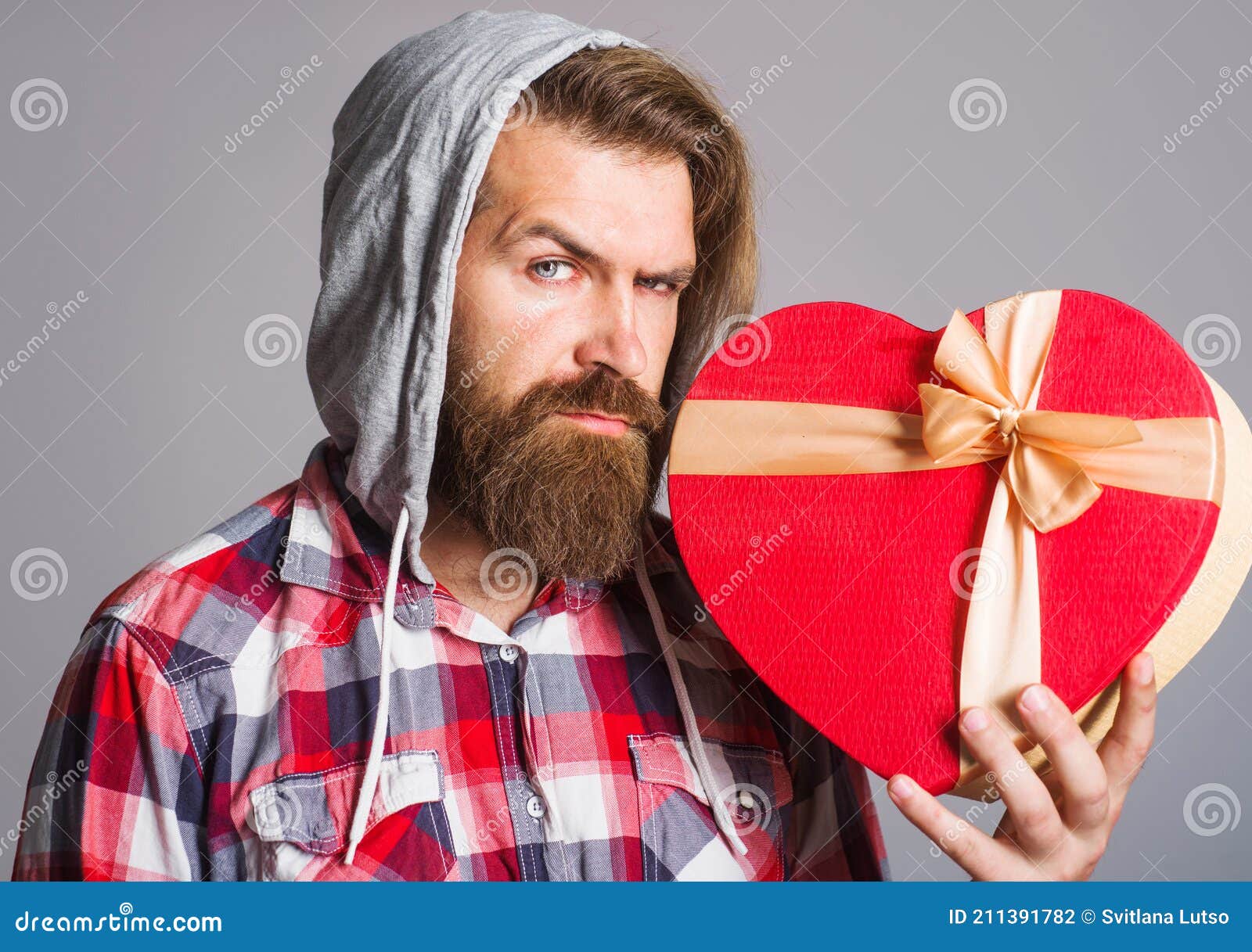 Forma De Corazón. Hombre Con Don De San Valentín. Presente Con Amor.  Regalos Y Regalos. Foto de archivo - Imagen de marzo, cinta: 211391782