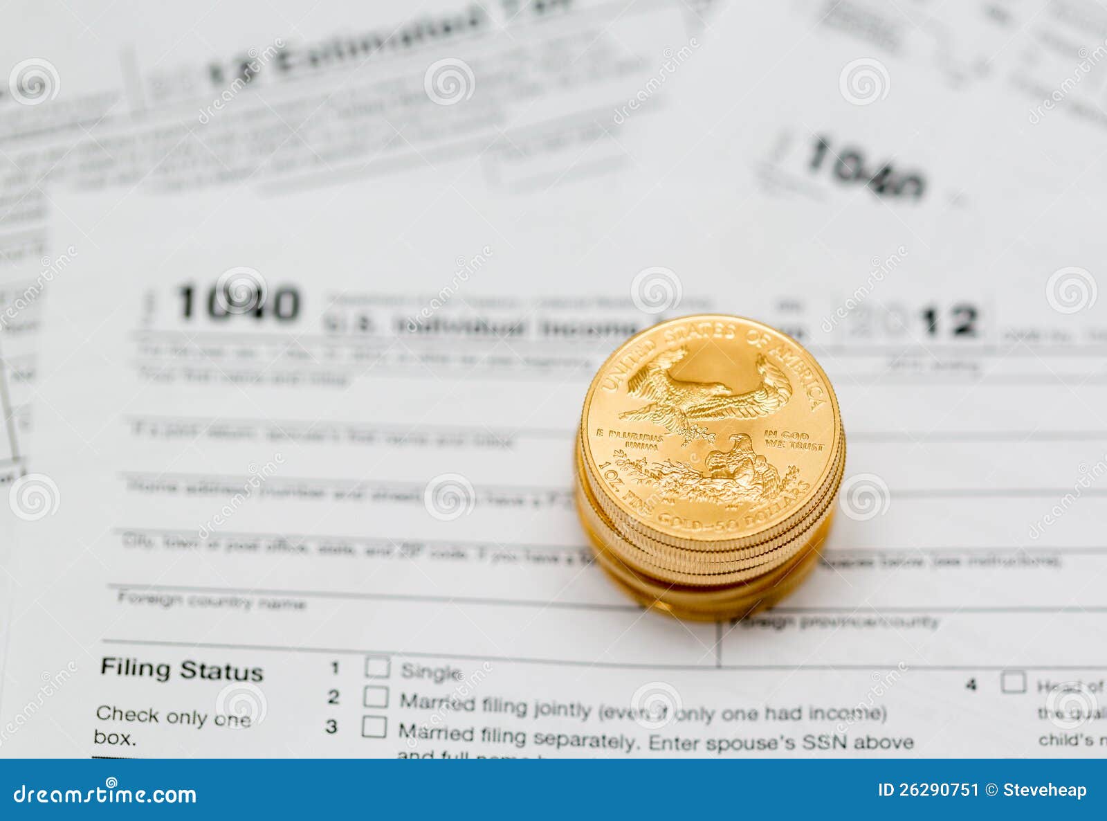 Forma de impuesto de los E.E.U.U. 1040 por el año 2012. Forma de impuesto 1040 por el año 2012 de impuesto para la declaración de impuestos individual de los E.E.U.U. con las monedas de oro