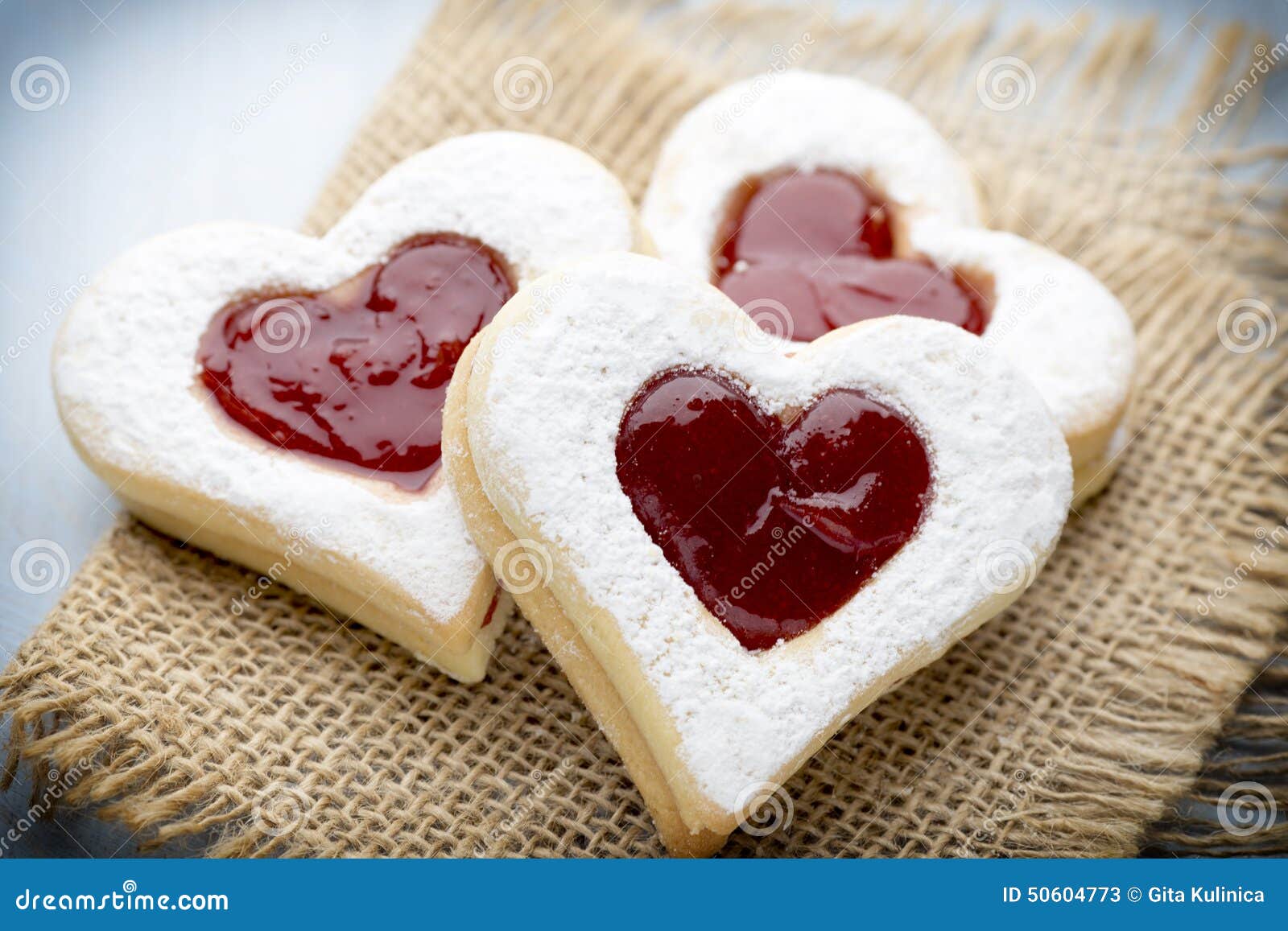 Forma Del Cuore Dei Biscotti Immagine Stock Immagine di valentina