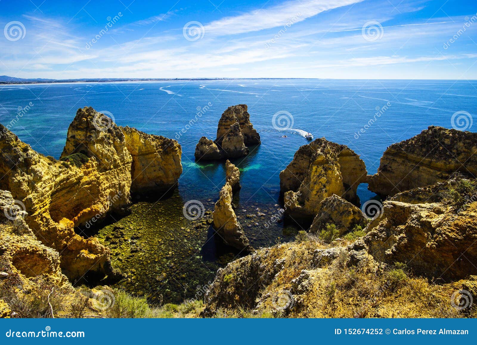 formaciÃÂ³n de rocas en las costas de lagos, algarve portugal. rock formation on the shores of lagos, algarve portugal.