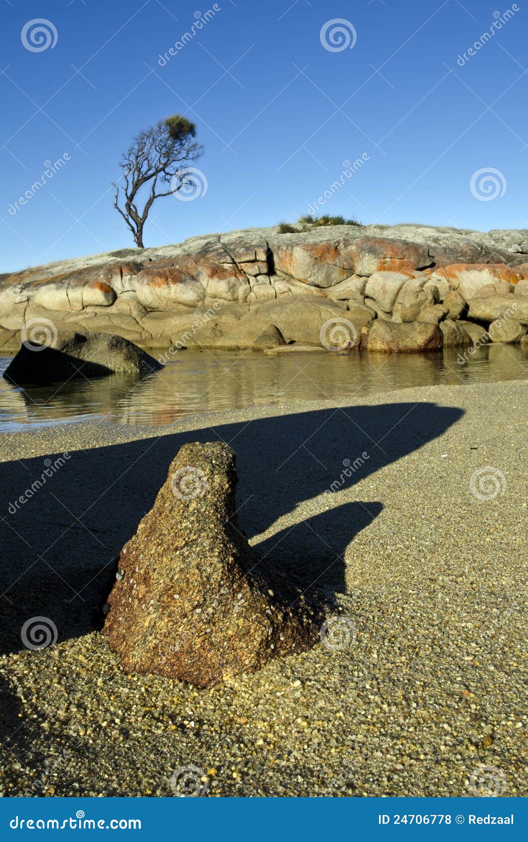 Formación de roca única, bahía de fuegos, Tasmania, Australia