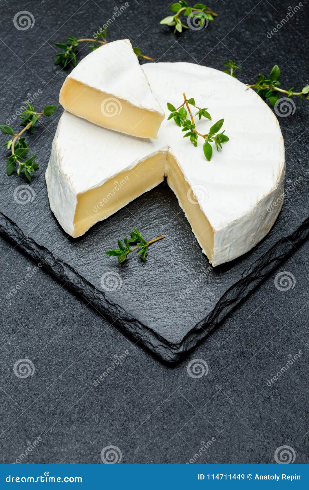 Formaggio Del Camembert E Tagliato Una Fetta Sul Bordo Di Pietra Del ...