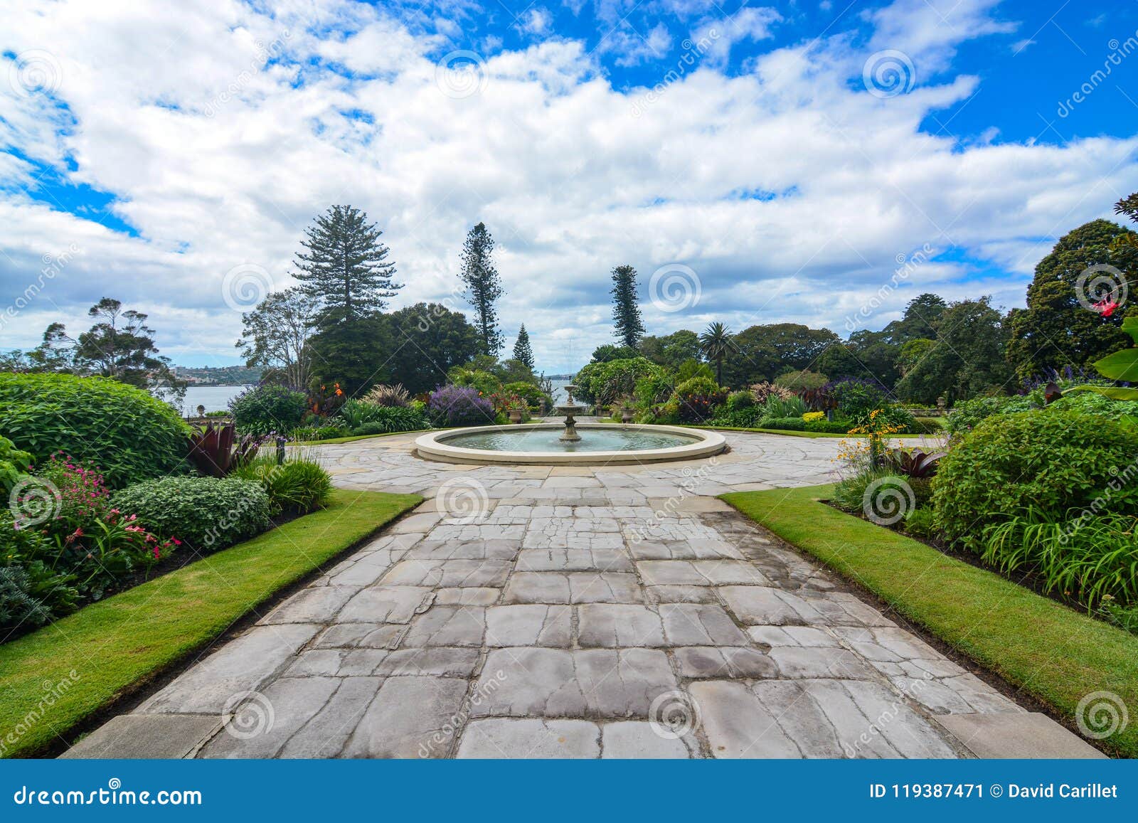 Formale Blumengärten historischen Sydney Government Houses in Australien. Vorzügliche dekorative Blumenbeete und Gärten aufgrund Sydney-` s des historischen Regierungs-Hauses an den botanischen Gärten