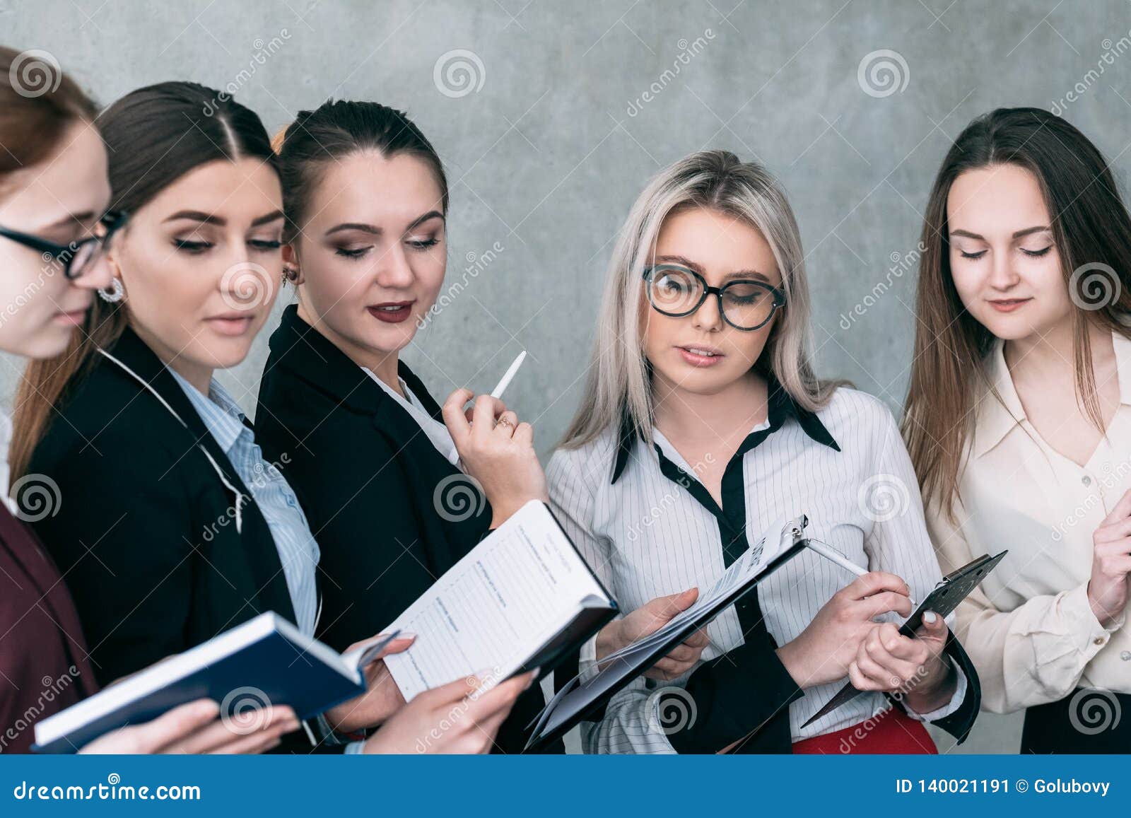 Formation avancée d'affaires d'équipe de ressource humaine. Équipe de ressources humaines Formation avancée d'entreprise Collègues féminins d'affaires se tenant avec des planificateurs de jour