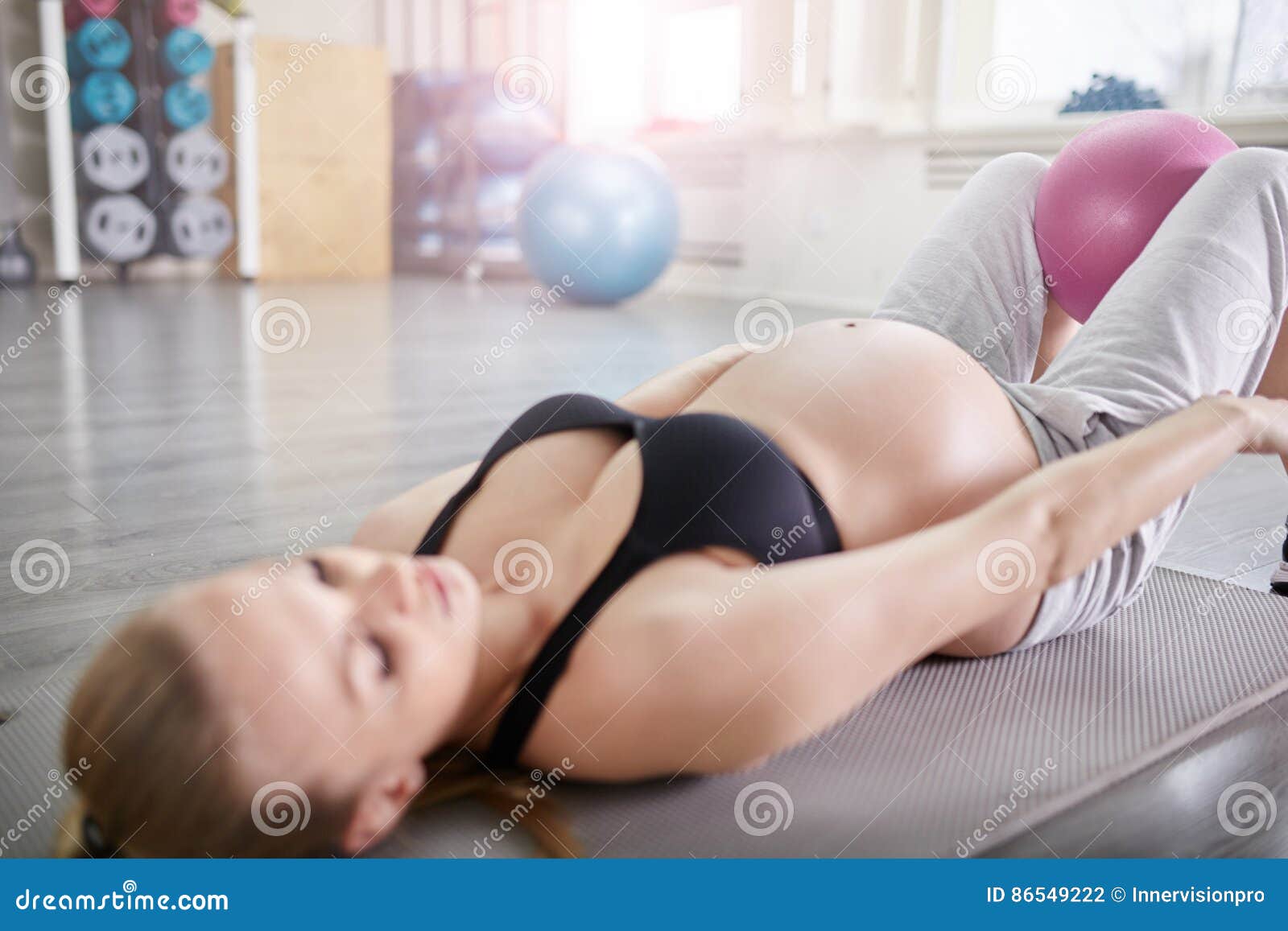 Formation De Femme Enceinte Avec La Boule De Pilates Entre Les ...