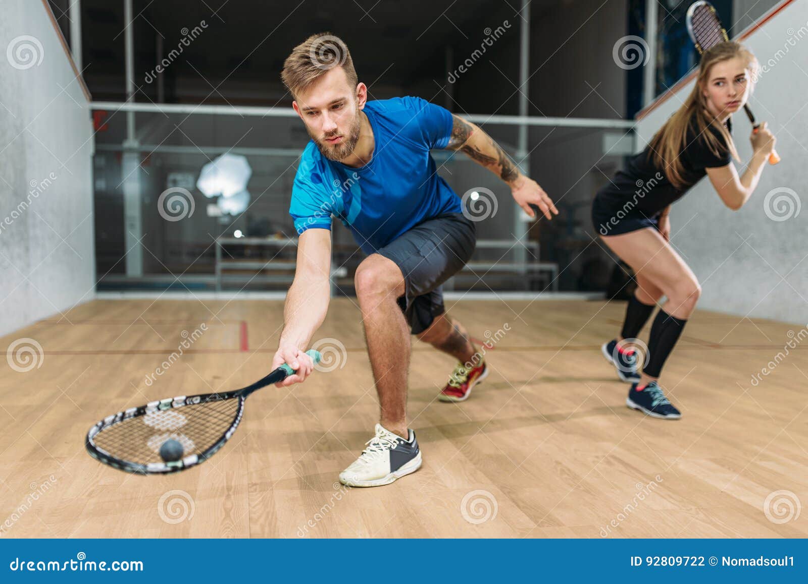 Formation De Jeu De Courge, Joueurs Avec Des Raquettes Photo stock - Image  du cour, hommes: 92809722