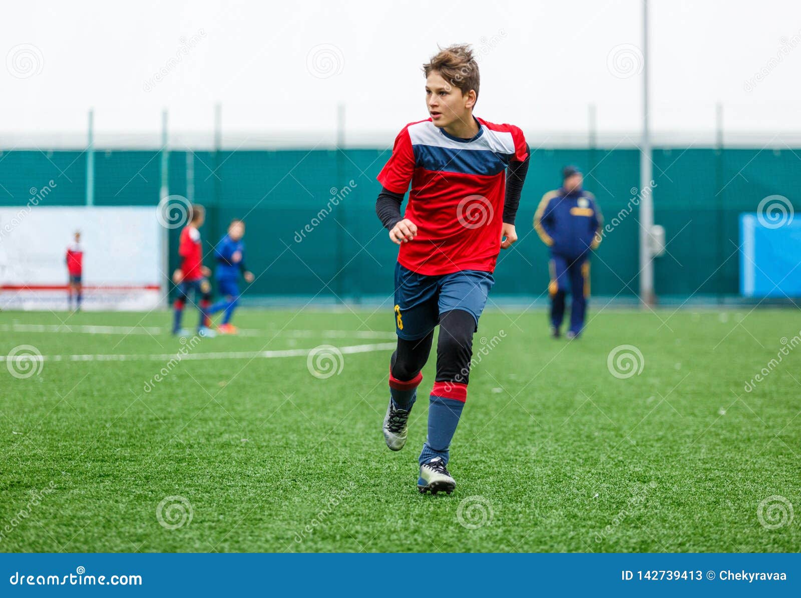 Formation Du Football Pour Des Enfants Garçons Dans Les Vêtements De Sport  Rouges Bleus Sur Le Terrain De Football Les Jeunes Foo Image stock - Image  du concurrence, activité: 142739413