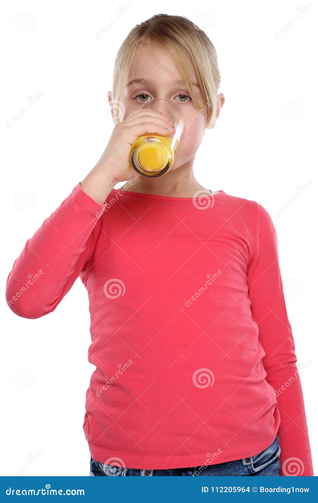 Formato de retrato saudável bebendo comer do suco de laranja da criança da menina isolado em um fundo branco