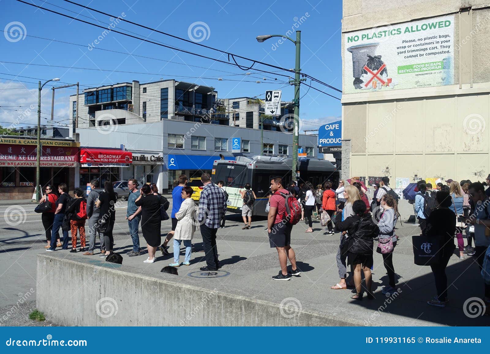 3 de julho de 2018 - formação do ` s do assinante 99 na B-linha parada do ônibus Vancôver, BC Canadá