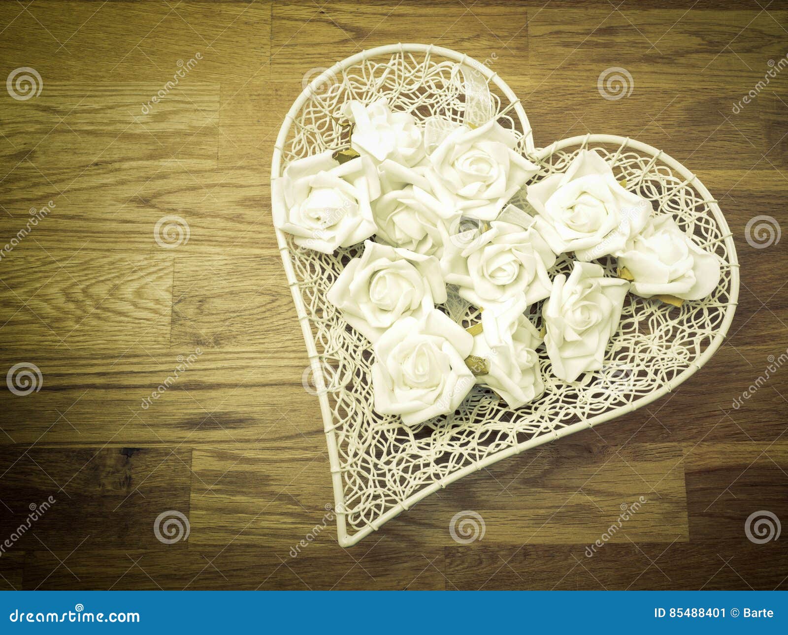 Forme De Coeur Avec Les Roses Blanches Image stock - Image du romantique,  mariage: 85488401