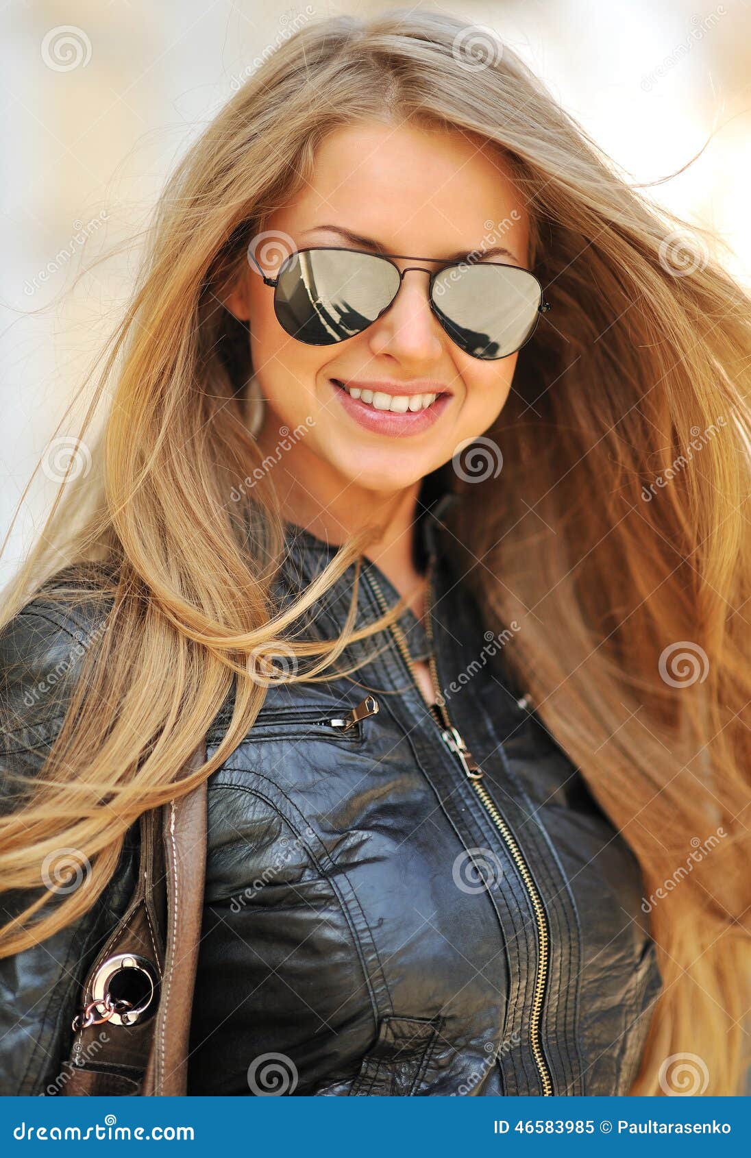 Forme El Retrato Las Gafas De Sol Que Llevan Sonrientes Hermosas De La Mujer - Imagen de archivo - Imagen de cierre, 46583985