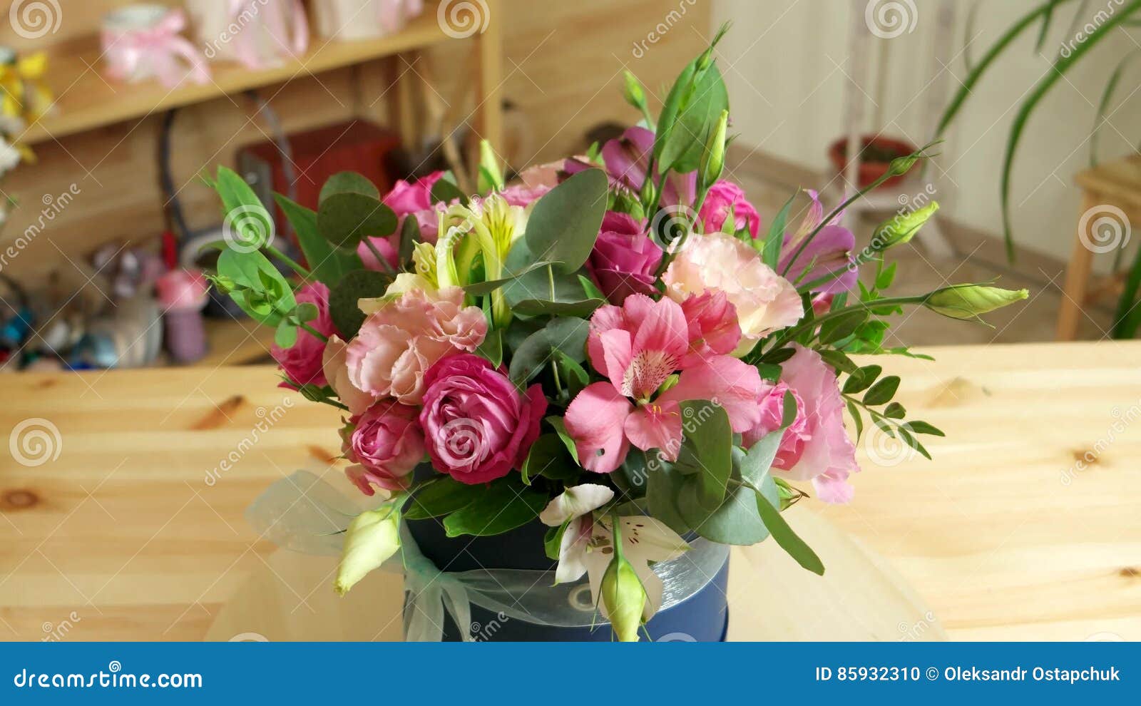 Forme Los Arreglos Florales De Las Rosas Y De Otras Plantas, Composiciones Contemporáneas Elegantes Del Boutique De Flores, Mucha Metrajes - Vídeo de ramo, colorido: 85932310 Forme Los Arreglos Florales De Las Rosas Y De Otras Plantas, Composiciones Contemporáneas Elegantes Del Boutique De Flores, Mucha Metrajes - Vídeo de ramo, colorido: 85932310