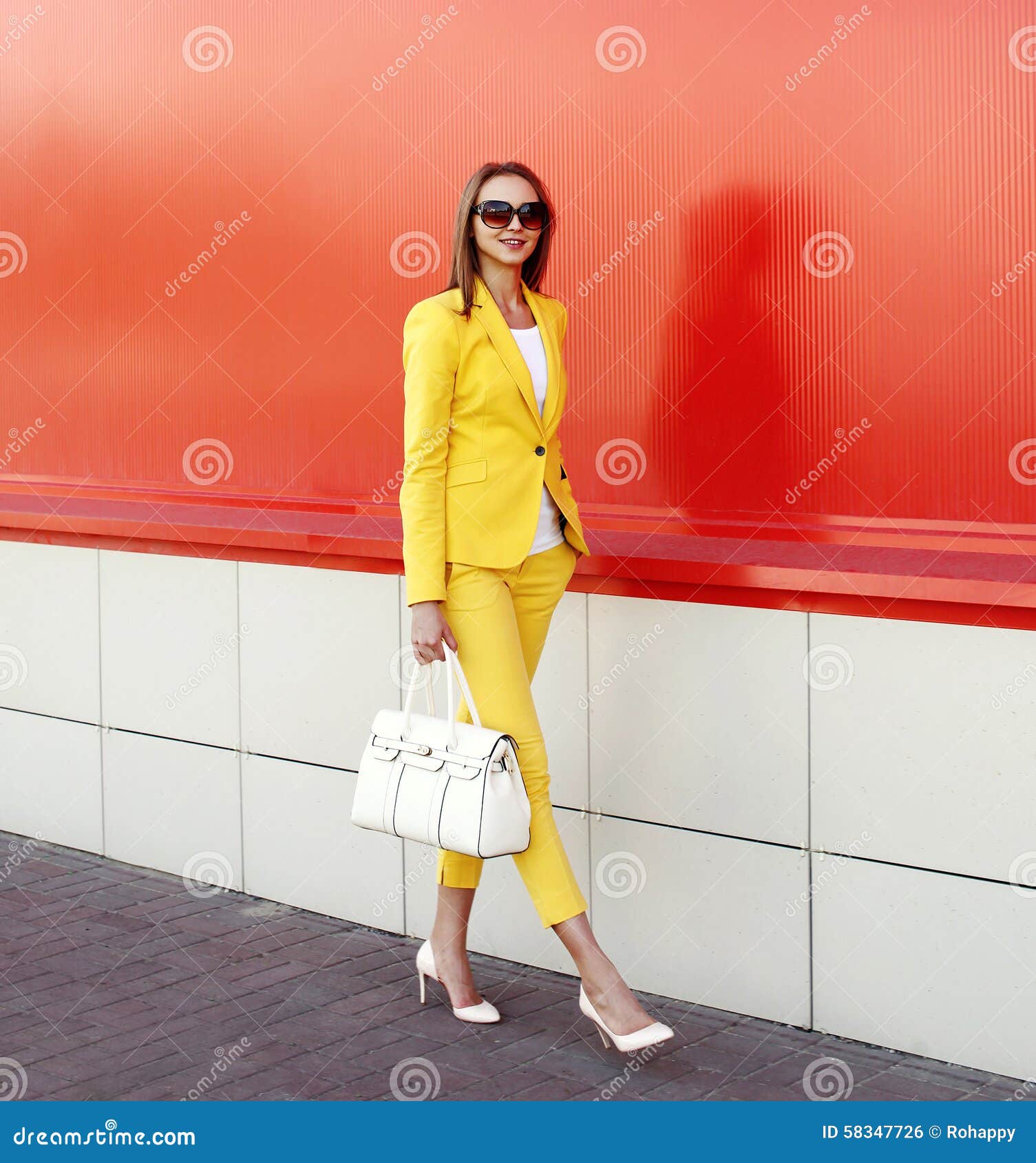 Forme a Mujer Elegante La Ropa Amarilla De Un Traje Que Lleva Foto de  archivo - Imagen de elegancia, moderno: 58347726