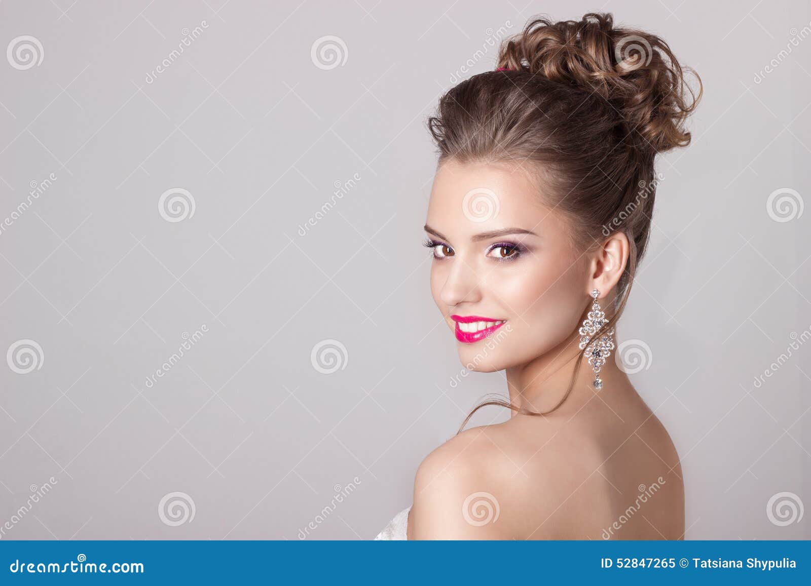 Forme O Retrato De Uma Menina Atrativa Bonita Com Os Penteados Elegantes  Delicados De Um Casamento Da Noite Altos E Composição Br Imagem de Stock -  Imagem de fundo, cabelo: 52847265