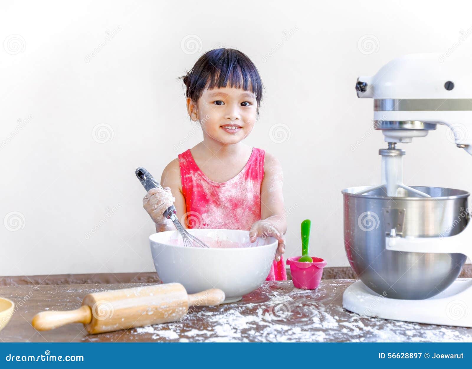 Forno del bambino immagine stock. Immagine di cuocia 56628897