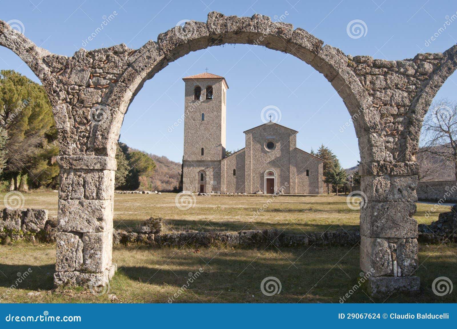 Forntida abbey av Castel San Vincenzo al Volturno. Den forntida abbeyen av Castel San Vincenzo med remainsna av en portico av det trettonde århundradet