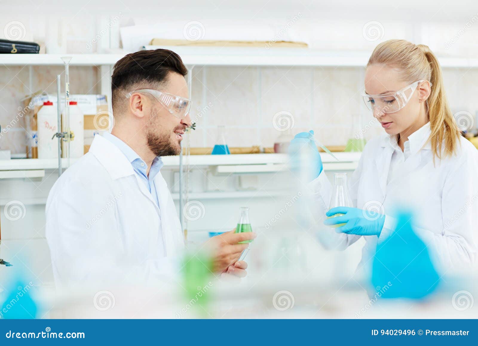 Исследовательские группы россия. Исследовательская группа. Мужчина перед современной лабораторией. Блондинка и мужчина-ученый. 2 Мужчин учёных.