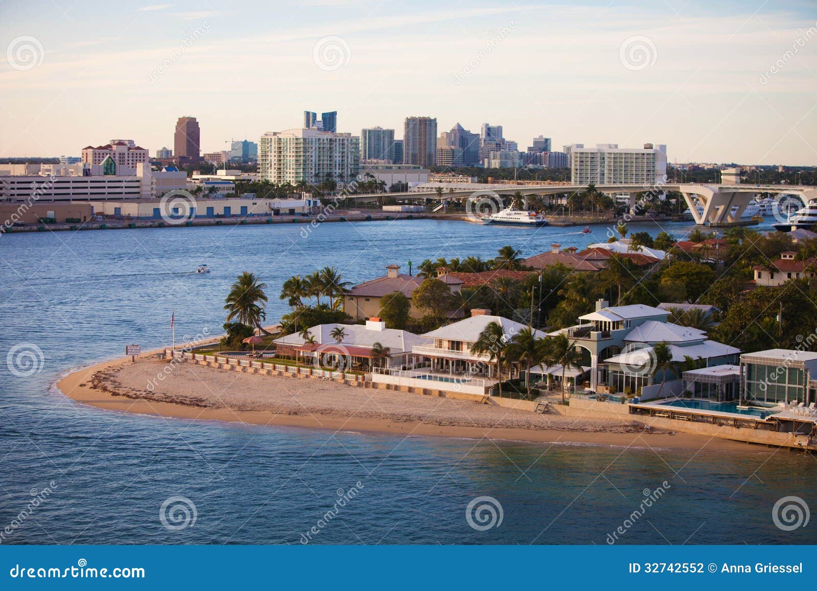 Fort Lauderdale Homes and Skyline. Fort Lauderdale High End Homes and City Skyline