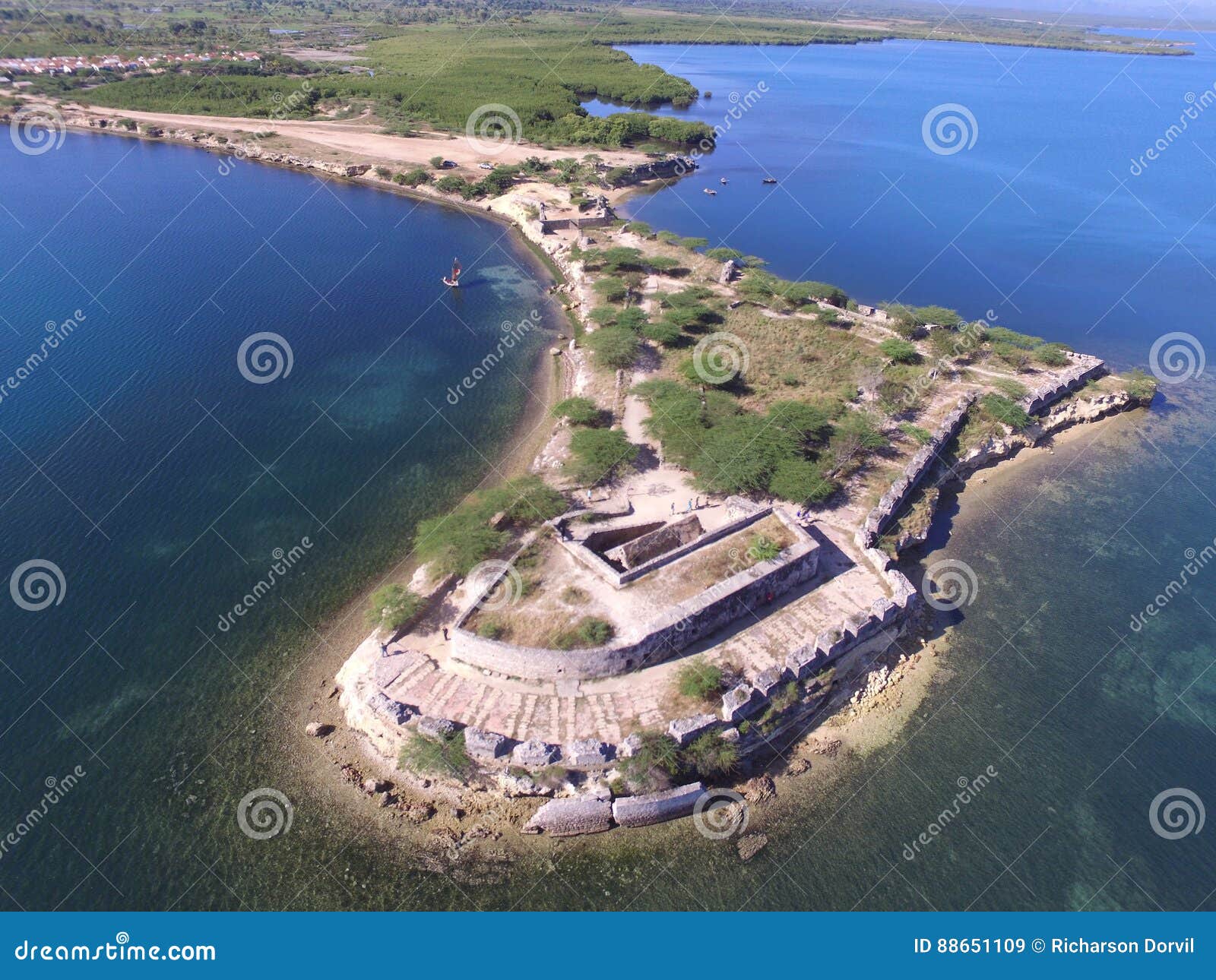 Fördärvar Haiti för befästningar för befästningen för ruinesdu Fort Liberte patrimoinen för historiaen för histoire för historia för naturen den historiska norr för det östliga havet
