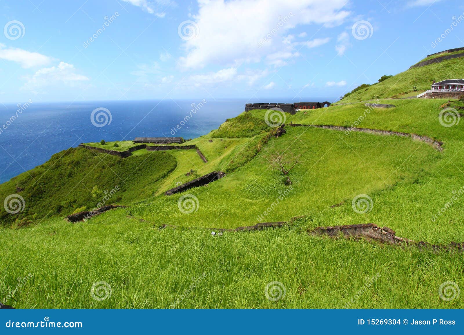 Fortaleza de la colina del azufre - St San Cristobal. La costa costa en la fortaleza de la colina del azufre en la isla caribeña del santo San Cristobal.