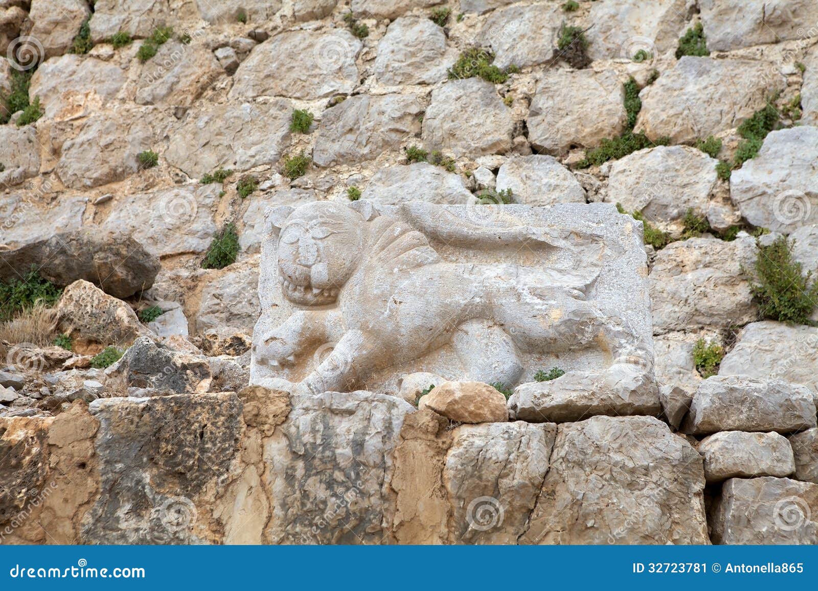 León, esculpido en piedra, el embleme real de Sultan Baybars en la fortaleza del Nimrod en la cuesta del monte Hermón, Israel