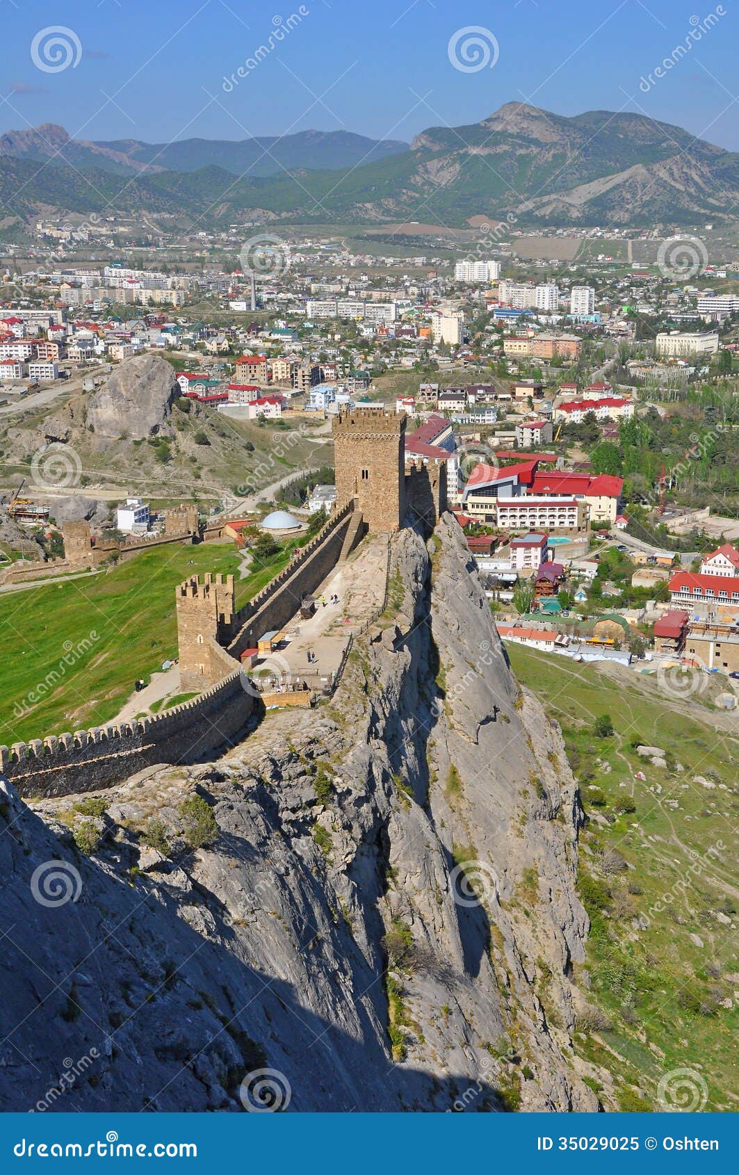 Una de las paredes y de las torres de la fortaleza Genoese en una repisa rocosa