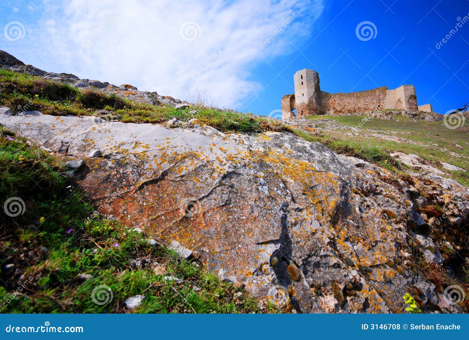 Forteresse antique sur la côte. Une structure antique de forteresse sur une côte. Un affleurement de granit de roche dans le plan inférieur et un ciel nuageux bleu au-dessus de la forteresse. Destination scénique.