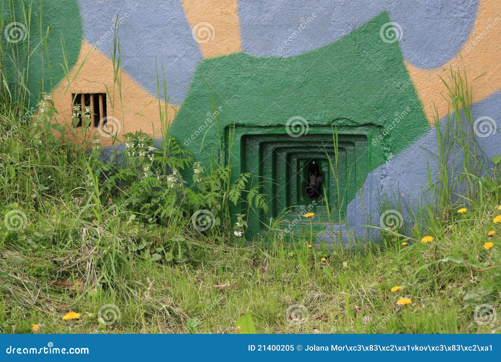 Fortification 1938. Fortification da configuração de Checoslováquia em torno de suas beiras em 1936-1938 como a defesa de encontro ao Nazi. Há uma fenda do depósito pequeno com a metralhadora no retrato. Posição Moravia sul, república checa.