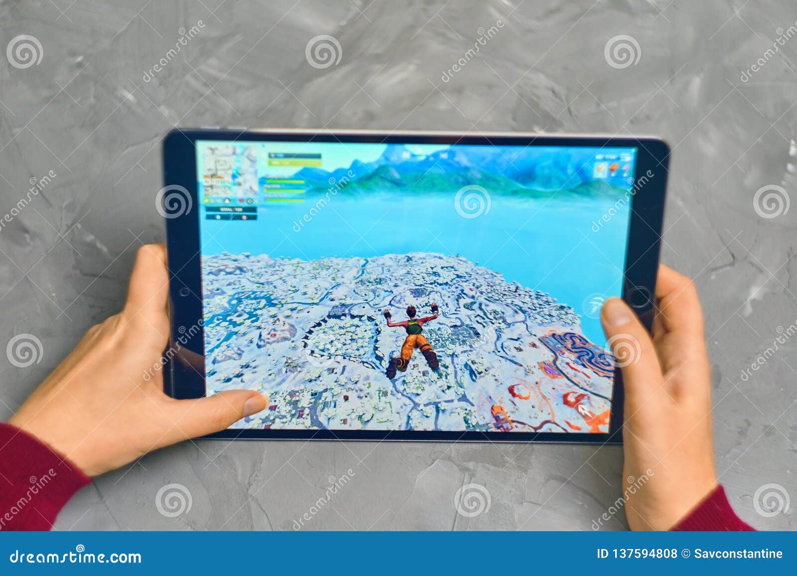 https nl dreamstime com fortnite gameplay op ipad bishkek kyrgyzstan januari vrouwen speel spel van episch spelenbedrijf apple ios tablet pro image137594808